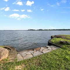 Peaceful Lakeside Serenity on Lake Palestine