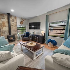 Sunset Cove Cottage- Lakefront Oasis
