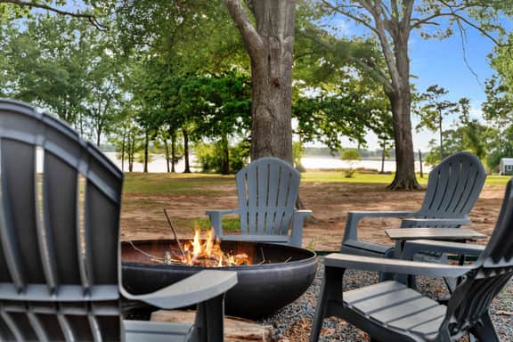 Peaceful Lakeside Serenity on Lake Palestine