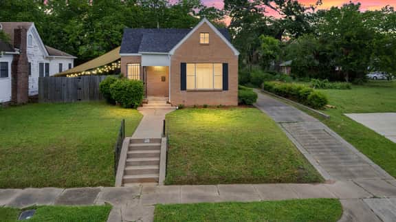 Welcome to our Cozy Kennedy Cottage!