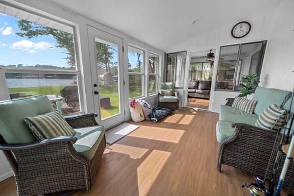 Sunset Cove Cottage- Lakefront Oasis