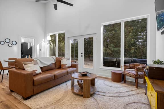 Modern Cabin Retreat Easy Drive to Canton/Tyler