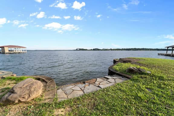 Peaceful Lakeside Serenity on Lake Palestine