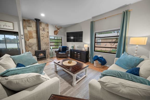 Sunset Cove Cottage- Lakefront Oasis